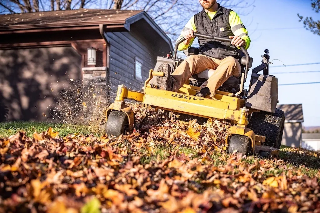 Landscaping â zero-turn mower